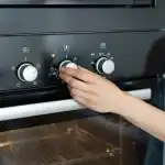 Błąd popełniany przez większość hostess: co kryje się za tajemniczym